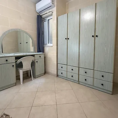 Lejlighed Traditional Maltese 3bd With Front & Back Balconies - Close To Gozo Ferry