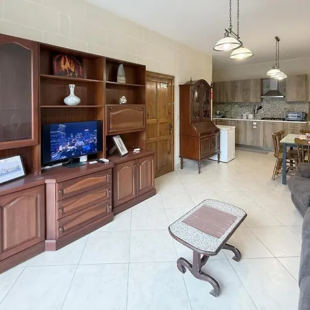 Traditional Maltese 3bd With Front & Back Balconies - Close To Gozo Ferry Apartment
