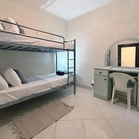 Lejlighed Traditional Maltese 3bd With Front & Back Balconies - Close To Gozo Ferry