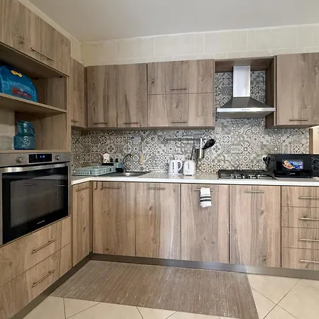 Apartment Traditional Maltese 3bd With Front & Back Balconies - Close To Gozo Ferry *