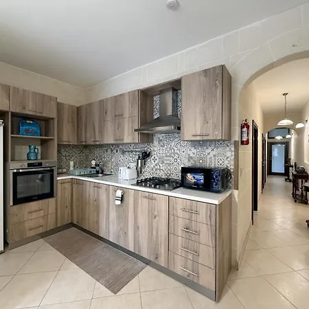 Traditional Maltese 3bd With Front & Back Balconies - Close To Gozo Ferry Apartment *