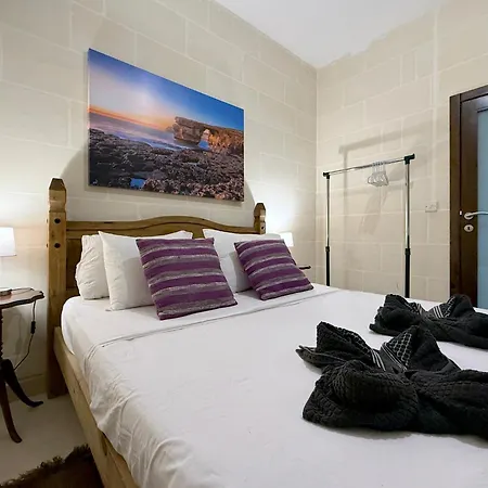 Traditional Maltese 3bd With Front & Back Balconies - Close To Gozo Ferry *