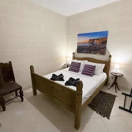 Traditional Maltese 3bd With Front & Back Balconies - Close To Gozo Ferry Lägenhet Nadur
