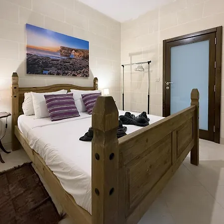 Traditional Maltese 3bd With Front & Back Balconies - Close To Gozo Ferry 아파트 나두르