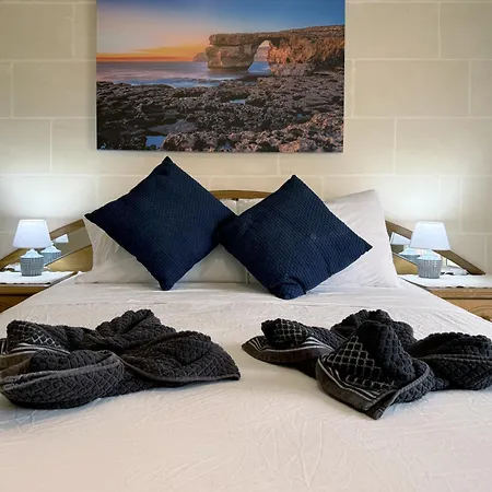 Traditional Maltese 3bd With Front & Back Balconies - Close To Gozo Ferry *