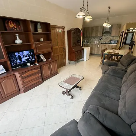 Traditional Maltese 3bd With Front & Back Balconies - Close To Gozo Ferry Lägenhet *