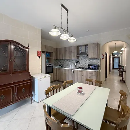 Traditional Maltese 3bd With Front & Back Balconies - Close To Gozo Ferry