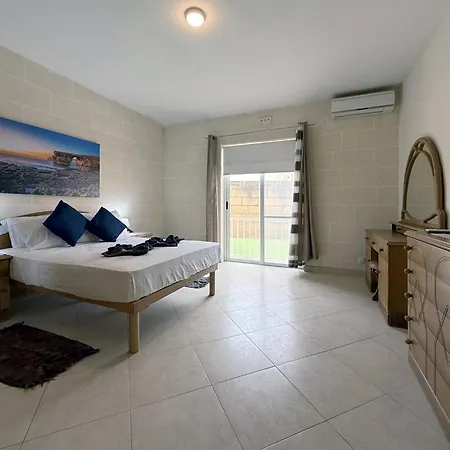 Traditional Maltese 3bd With Front & Back Balconies - Close To Gozo Ferry Lägenhet Nadur