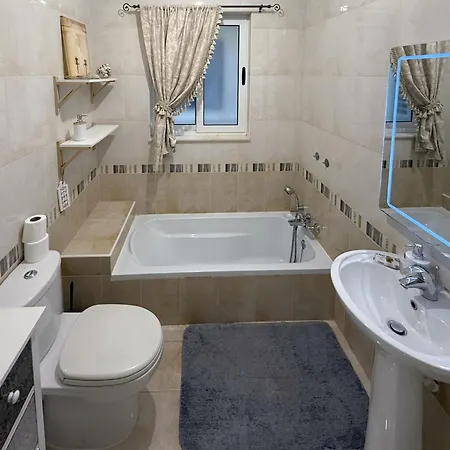 Traditional Maltese 3bd With Front & Back Balconies - Close To Gozo Ferry *